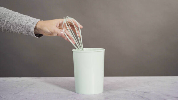 Силиконовая посуда с деревянной ручкой.