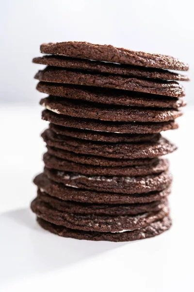 一堆堆新烘焙的巧克力饼干 — 图库照片