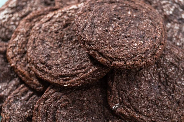 Biscotti Cioccolato Appena Sfornati Piatto Blu — Foto Stock