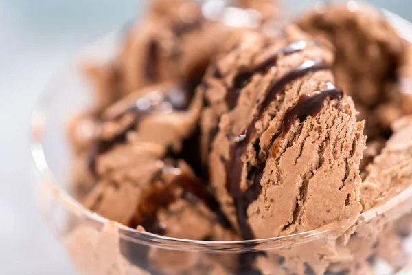 Servindo Sorvete Caseiro Chocolate Com Chocolate Uma Tigela Vidro — Fotografia de Stock