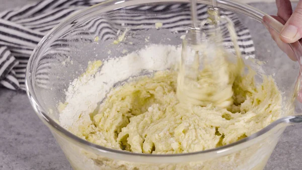 Misturando Ingredientes Massa Para Bolo Libra Limão — Fotografia de Stock
