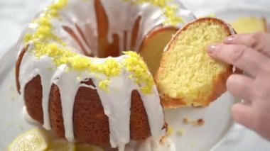 Soğutucu bir mutfak rafında limonlu kek pişirdim..