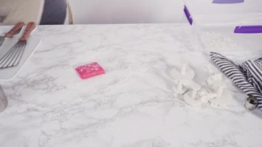 Gıda süsü ile tatlı kar taneleri yapmaktadır..