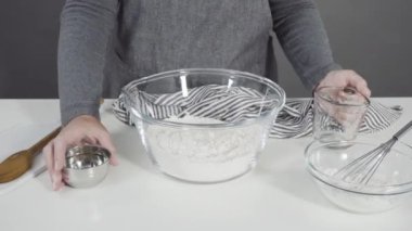 Adım adım çörekler yapıyorum. 