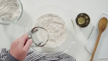 Adım adım çörekler yapıyorum. 
