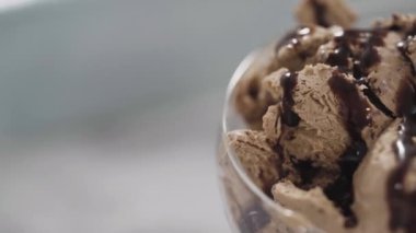 Beyaz arka planda cam bir kasede dondurma..