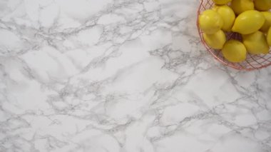 Limonlu kek yapmak, malzemeleri karıştırmak. 