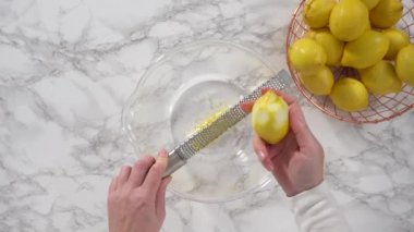 Limonlu kek yapmak, malzemeleri karıştırmak. 