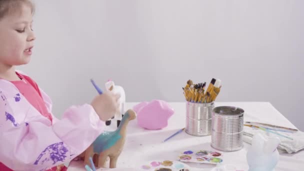 Meisje Werkt Aan Haar Kunstproject Voor Afstandsonderwijs Thuis Tijdens Covid — Stockvideo