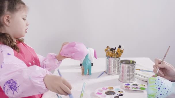 Evde Resim Dersinde Kağıt Heykel Boyayan Küçük Bir Kız — Stok video