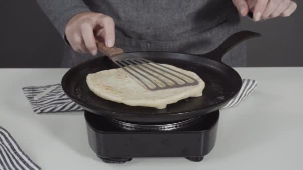 Femme Cuisine Crêpes Dans Cuisine — Video