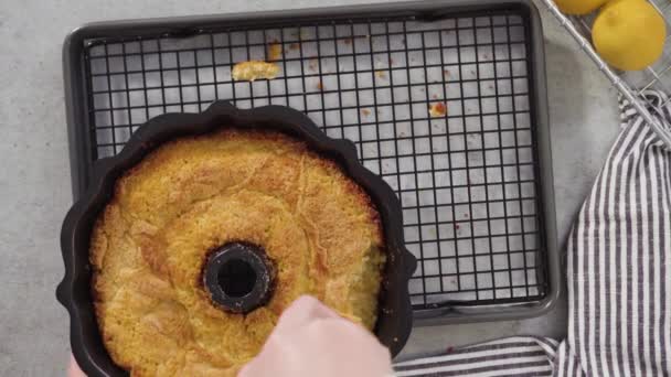 レモンバンドケーキを作る材料を混ぜて — ストック動画