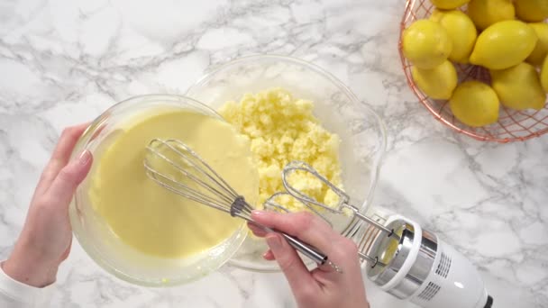 Приготовление Лимонного Торта Смешивание Ингредиентов — стоковое видео
