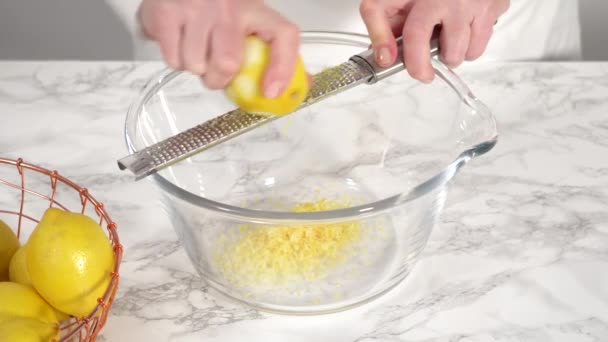 Membuat Kue Lemon Bundt Mencampur Bahan — Stok Video
