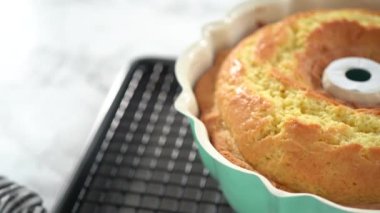Limonlu kek yapmak, malzemeleri karıştırmak. 