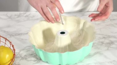 Limonlu kek yapmak, malzemeleri karıştırmak. 
