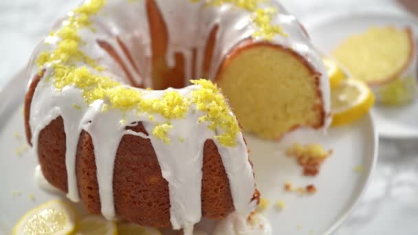 레몬을 곁들인 케이크를 가까이 — 비디오