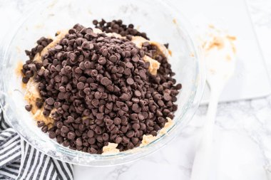 Çikolata parçacıklı kurabiye yapmak için karıştırma kabında malzemeleri karıştırıyorum..