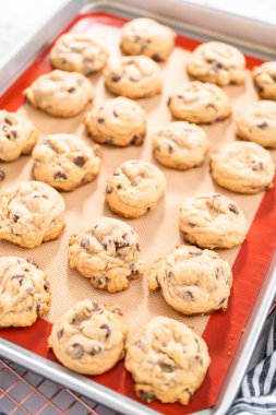 Pişmiş taze ev yapımı yumuşak çikolatalı kurabiyeler..