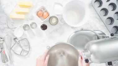 Düz yatıyordu. Adım adım. Denizkızı temalı vanilyalı kekler pişirmek için mutfak mikserinde malzemeleri karıştırıyorum..