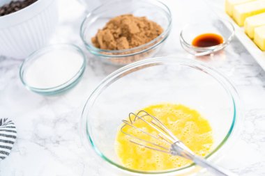 Çikolata parçacıklı kurabiye yapmak için karıştırma kabında malzemeleri karıştırıyorum..