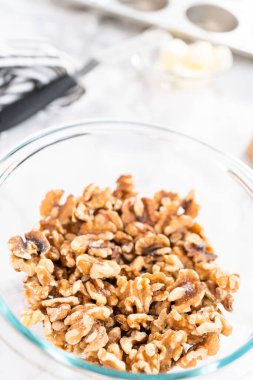 Cam bir kasede ceviz yarımlarını kapat..