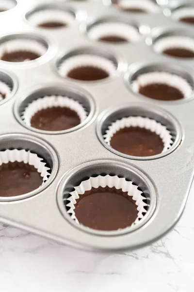 カップケーキパンでチョコレートミニカップケーキを作る — ストック写真