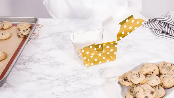 一步一步 把自制巧克力曲奇饼包装成一个小礼品盒 — 图库照片