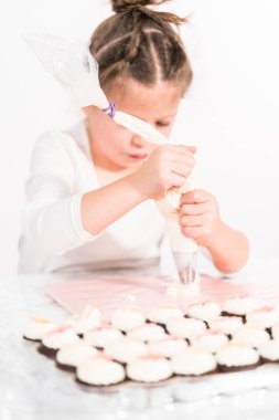 Küçük kız İtalyan tereyağı kreması tatlandırması yapıyor..