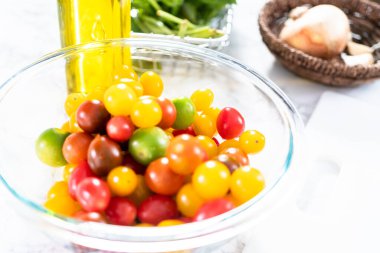 Vejetaryen makarnası hazırlamak için gerekli malzemeler..