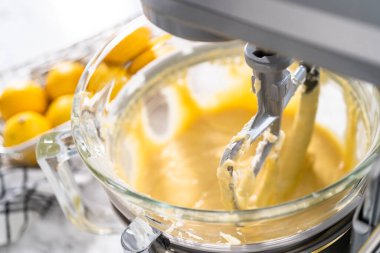 Limonlu kek için hamura malzemeleri karıştırıyorum..