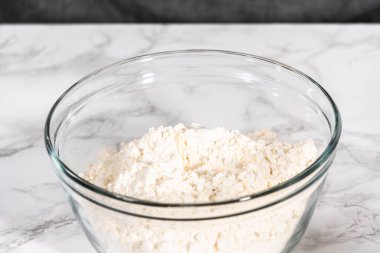 Limonlu kek pişirmek için bardaktaki karışımlar..