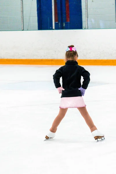 Meisje Oefenen Kunstschaatselementen Een Roze Jurk Met Strass — Stockfoto