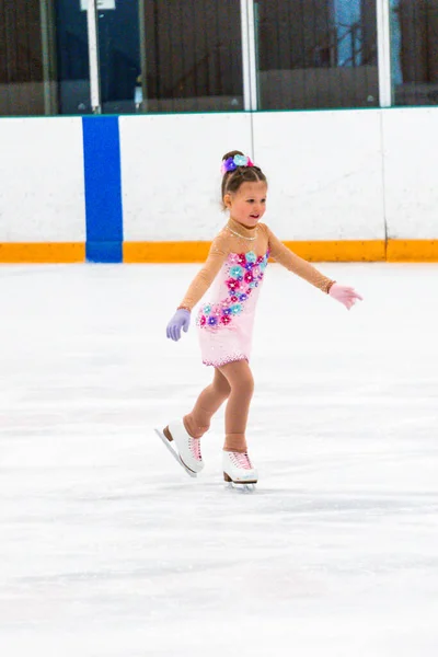 Kleines Mädchen Übt Eiskunstlauf Elemente Einem Rosa Kleid Mit Strass — Stockfoto