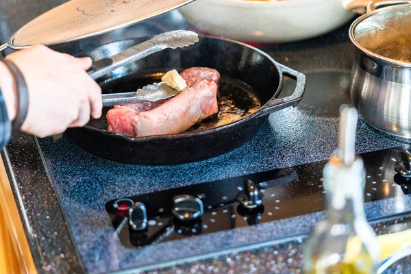 New Yorker Streifensteak Gusseiserner Pfanne Über Dem Elektroherd Braten — Stockfoto