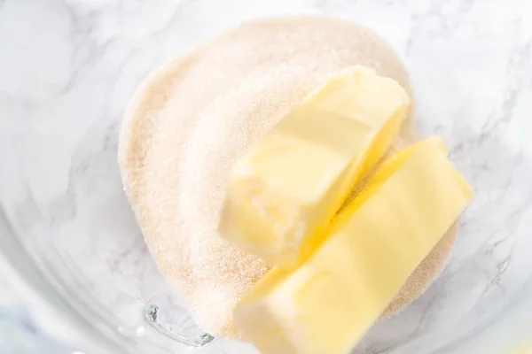 レモンパウンドケーキの生地に材料を混ぜる — ストック写真