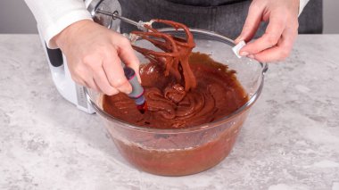 Adım adım. Kırmızı kadife kek hazırlamak için karıştırma kabındaki malzemeleri karıştırıyorum..