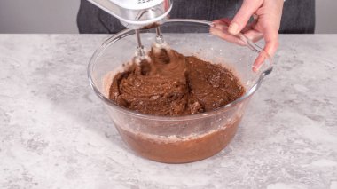 Adım adım. Kırmızı kadife kek hazırlamak için karıştırma kabındaki malzemeleri karıştırıyorum..