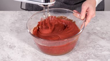 Adım adım. Kırmızı kadife kek hazırlamak için karıştırma kabındaki malzemeleri karıştırıyorum..