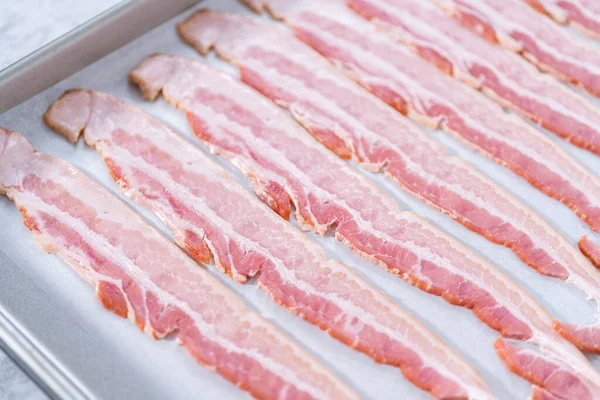 Okokta Baconremsor Bakplåt Med Vitt Pergamentpapper — Stockfoto