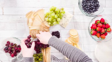 Düz yatıyordu. Adım adım. Taze meyve, gurme peynir ve kraker ile peynir tabağı hazırlıyorum..