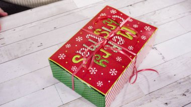Adım adım. Ev yapımı şekerleme ve kurabiyeleri Noel hediyesi kutusuna koymak.