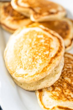 Beyaz servis tabağında taze yapılmış krep..