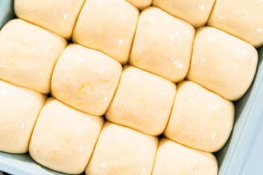 Fırında pişirmeden önce yumurta ve süt karışımıyla yemek rulolarını fırçalamak.