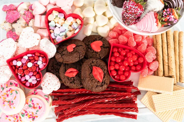 Tavola Dei Formaggi San Valentino Con Una Varietà Biscotti Caramelle — Foto Stock