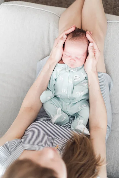 Stile Vita Ritratto Una Giovane Madre Della Sua Neonata Figlia — Foto Stock