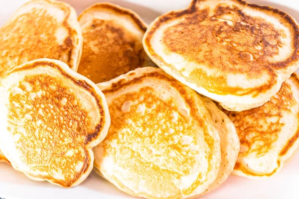 Nybakade Pannkakor Vit Serveringsplatta — Stockfoto