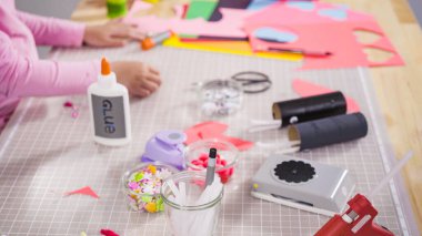 Çocuk kâğıtları. Boş tuvalet kağıdı rulolarından ve inşaat kağıdından kağıt hataları yapmak.