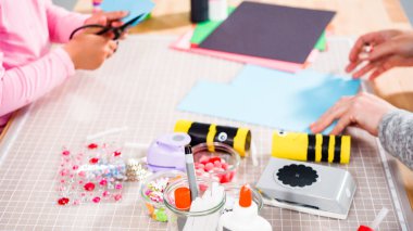 Çocuk kâğıtları. Boş tuvalet kağıdı rulolarından ve inşaat kağıdından kağıt hataları yapmak.