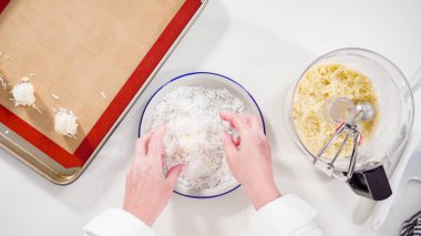 Düz yatıyordu. Hindistan cevizli kurabiye pişirmek için kurabiye hamurunu kabartmak..